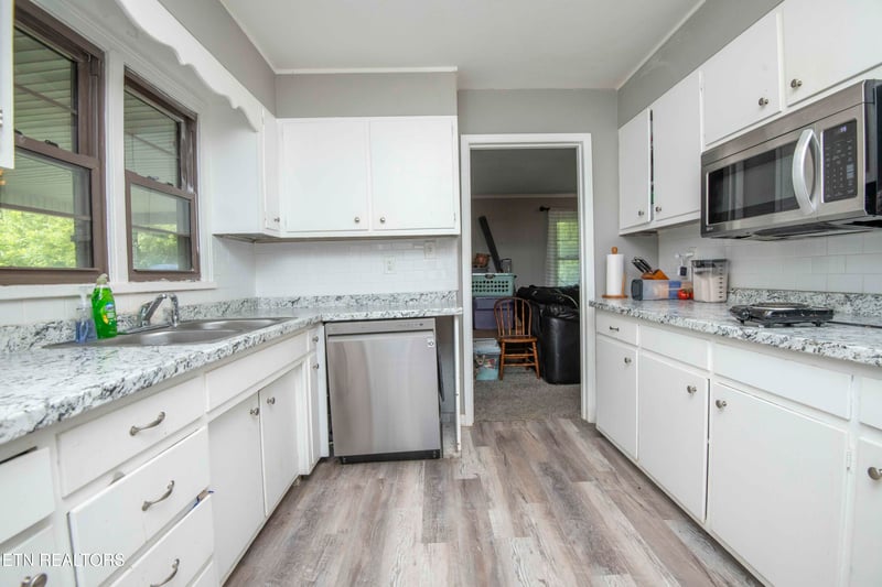 325 W Hills Dr, Lenoir City, TN 37771