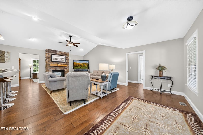 327 Beachwood Dr, Crossville, TN 38558