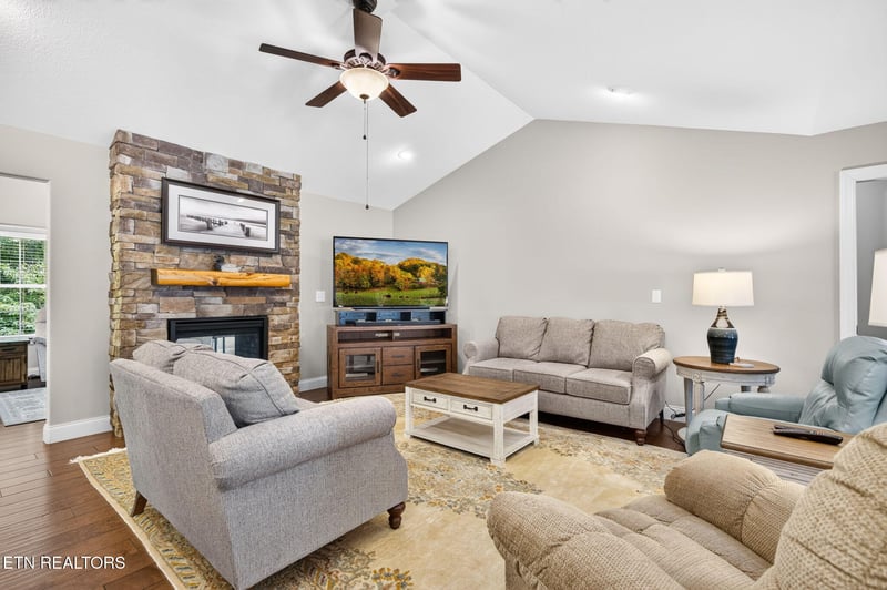327 Beachwood Dr, Crossville, TN 38558