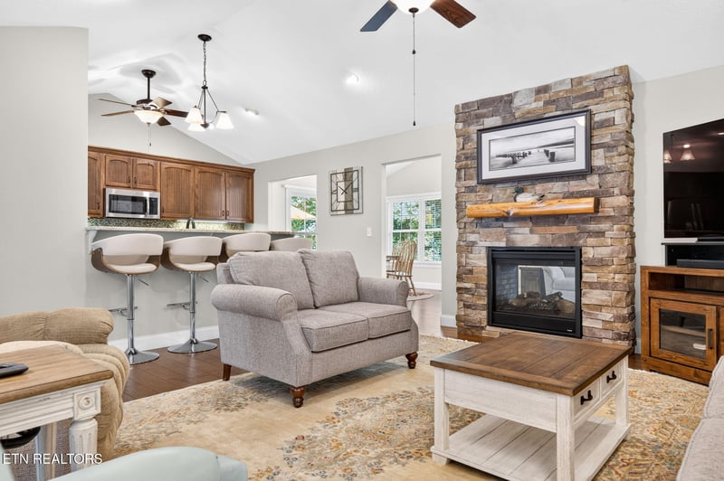 327 Beachwood Dr, Crossville, TN 38558