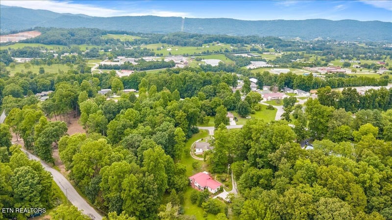 327 Mcdeerman Rd, Jacksboro, TN 37757