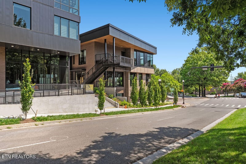 327 W Summit Hill Dr #708, Knoxville, TN 37902