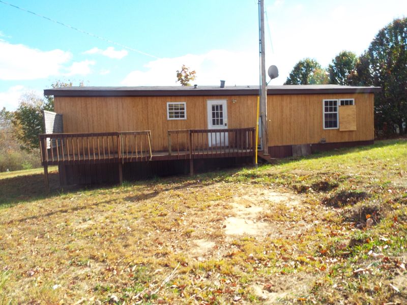 327 Walnut Ln, Oneida, TN 37841