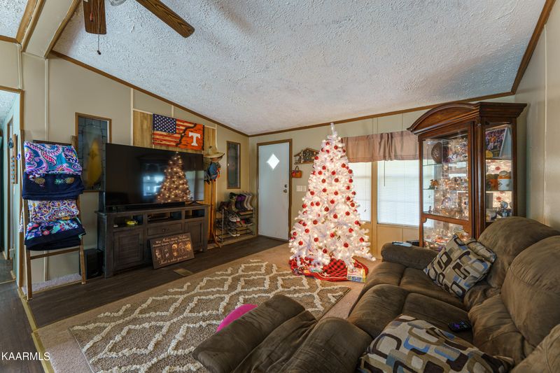 3277 Phillips Flats Rd, Oneida, TN 37841