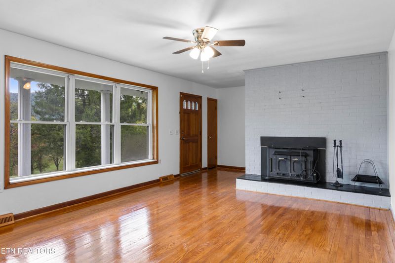 328 Edgewood Dr, Lafollette, TN 37766