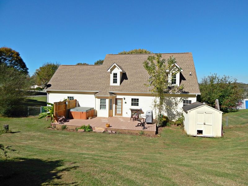 328 River Bend Dr, Loudon, TN 37774