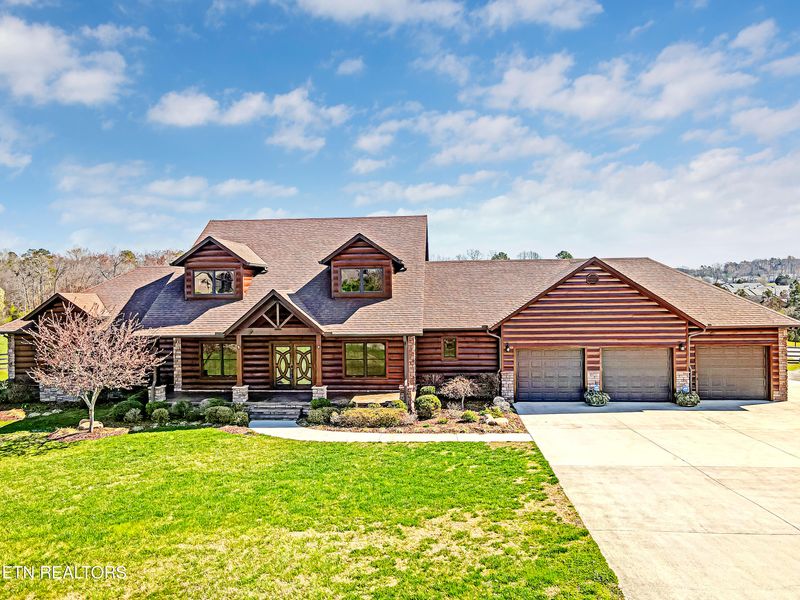 328 Thornton Dr, Lenoir City, TN 37772