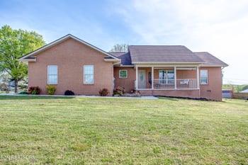 329 Hickory Ln, Jacksboro, TN 37757