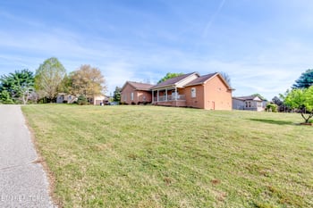 329 Hickory Ln, Jacksboro, TN 37757