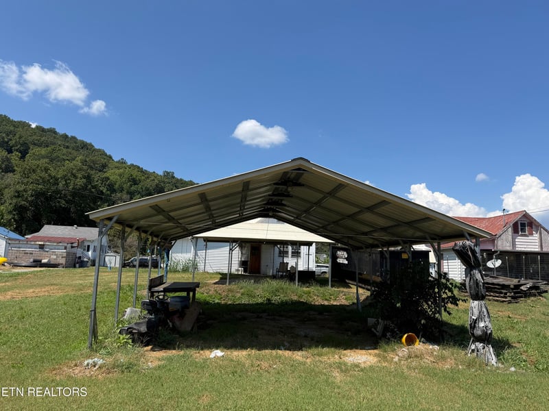 329 Willow Ln, Rocky Top, TN 37769