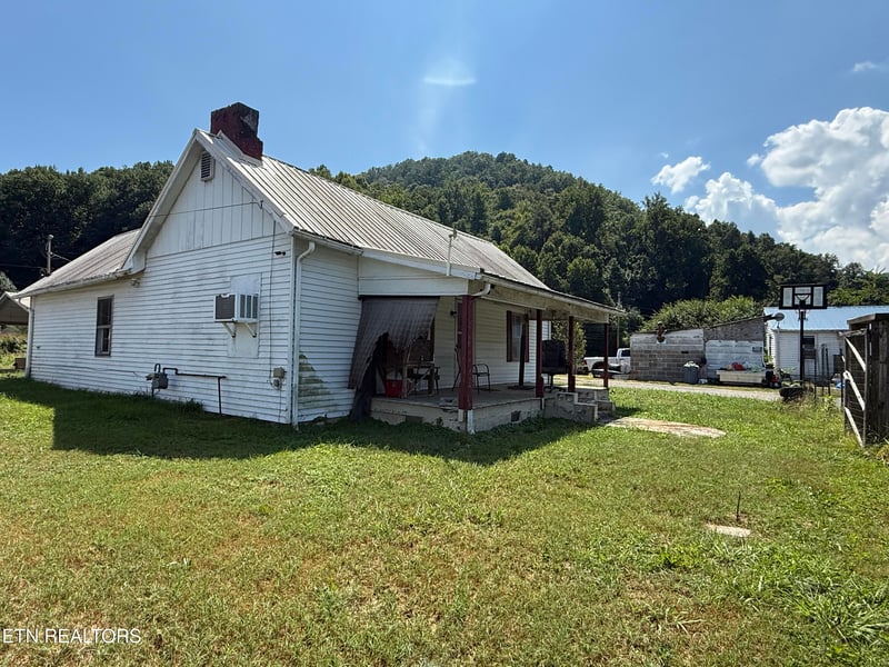 329 Willow Ln, Rocky Top, TN 37769