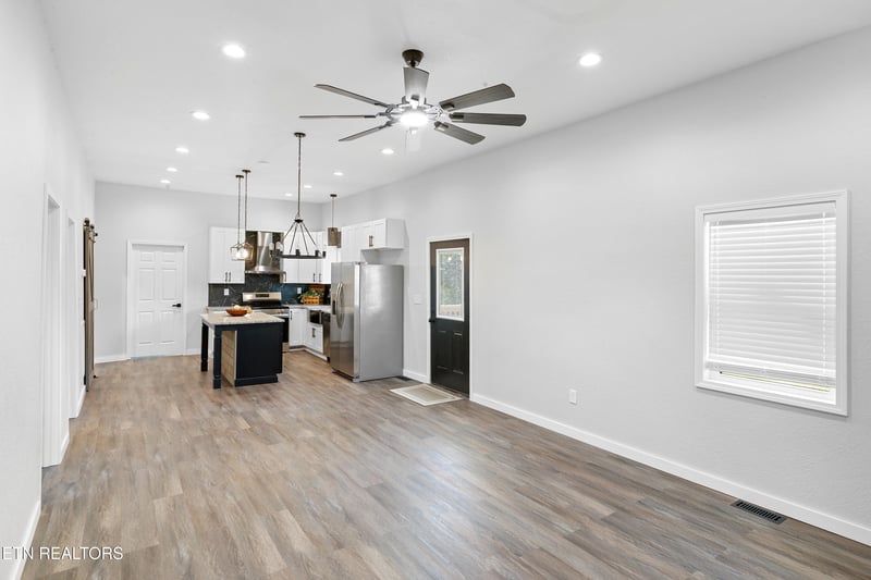 33 Melrose Ave, Englewood, TN 37329