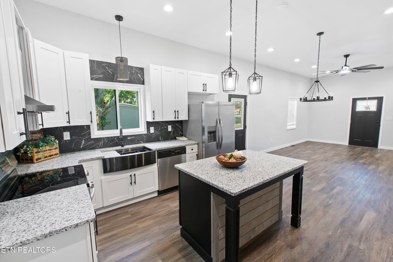33 Melrose Ave, Englewood, TN 37329