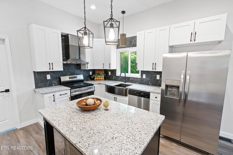 33 Melrose Ave, Englewood, TN 37329