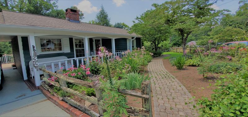 33 Outer Dr, Oak Ridge, TN 37830