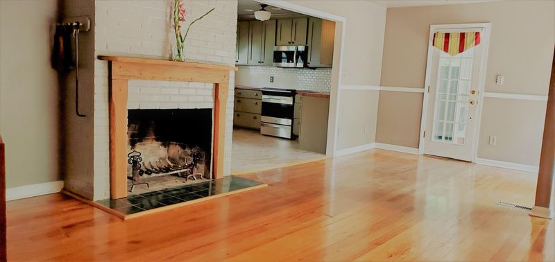 33 Outer Dr, Oak Ridge, TN 37830