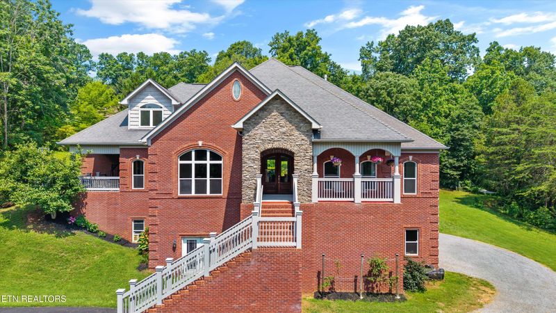 33 Riverside Dr, Oak Ridge, TN 37830