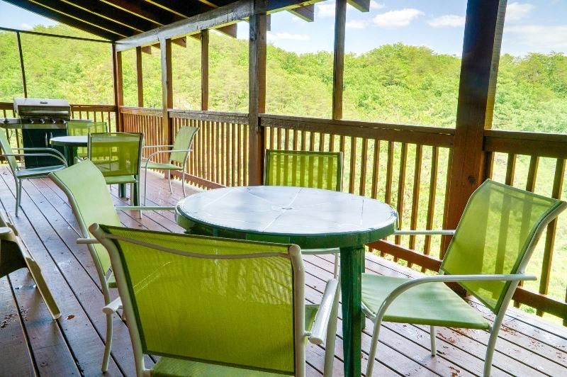 3308 Gurrhawk Way, Pigeon Forge, TN 37863