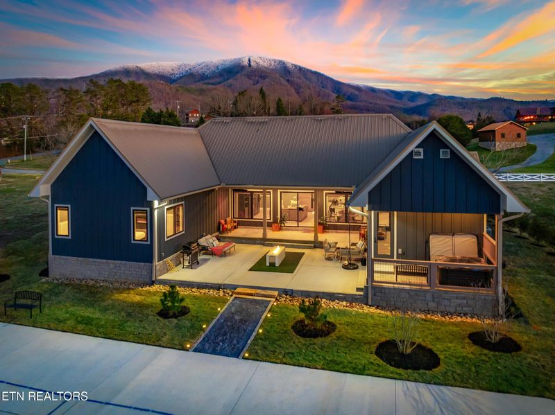 3310 Cove Meadows Dr, Sevierville, TN 37862