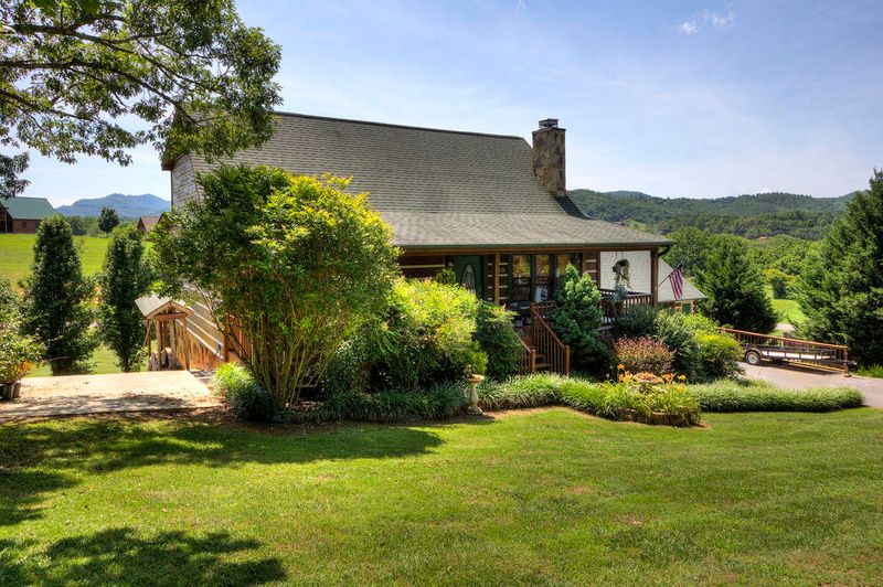 3310 Robeson Rd, Sevierville, TN 37862