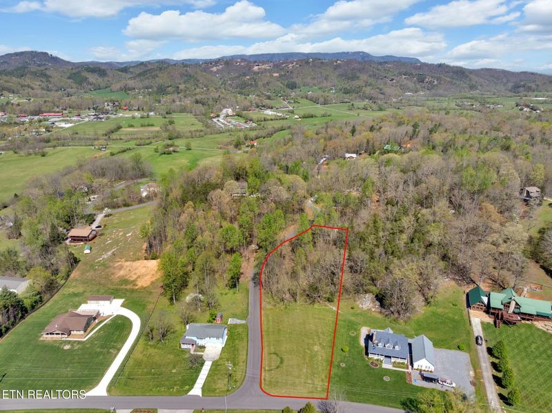 3310 Spring View Dr, Sevierville, TN 37862