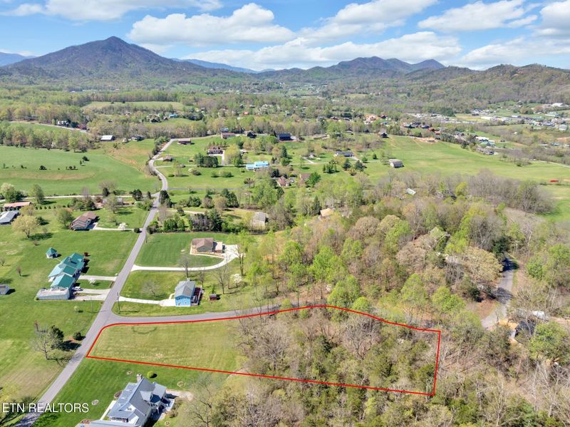 3310 Spring View Dr, Sevierville, TN 37862