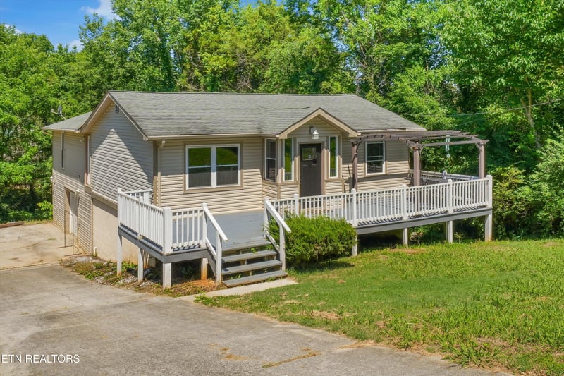 3311 Big Cove Ln, Louisville, TN 37777