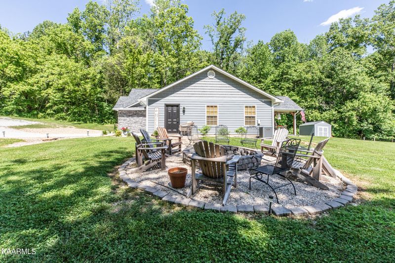 332 Acorn Ln, Lafollette, TN 37766