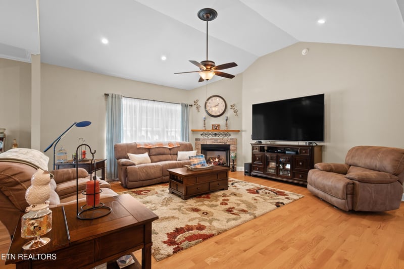 332 Shadows Lawn Dr, Athens, TN 37303
