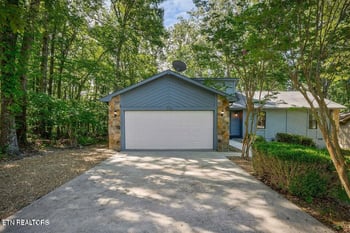 334 Lakeview Dr, Crossville, TN 38558