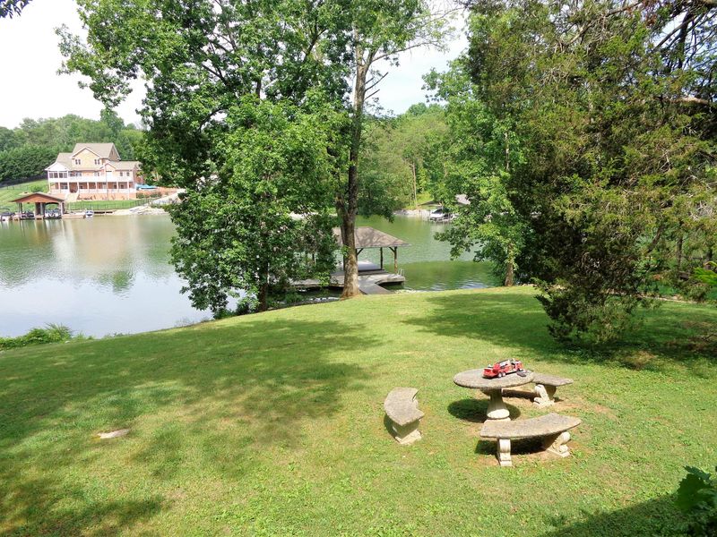 3342 Turtle Cove Dr, Louisville, TN 37777