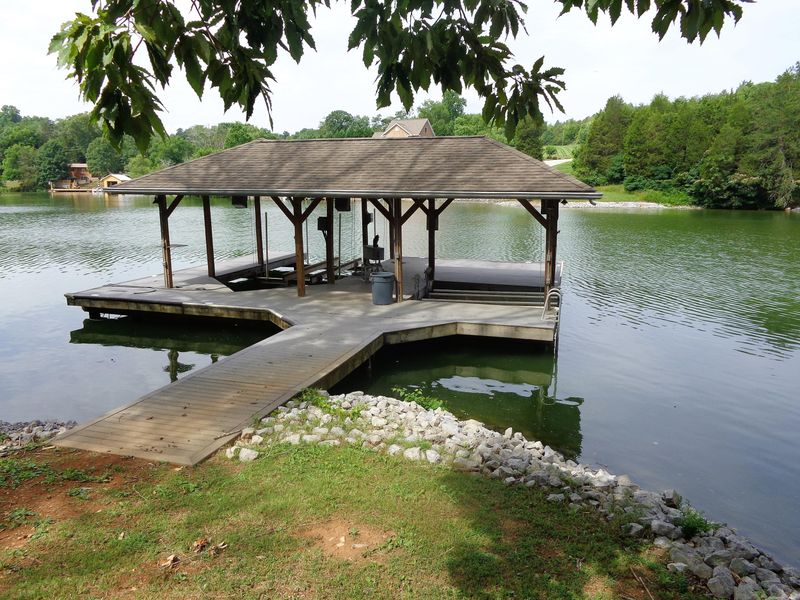 3342 Turtle Cove Dr, Louisville, TN 37777