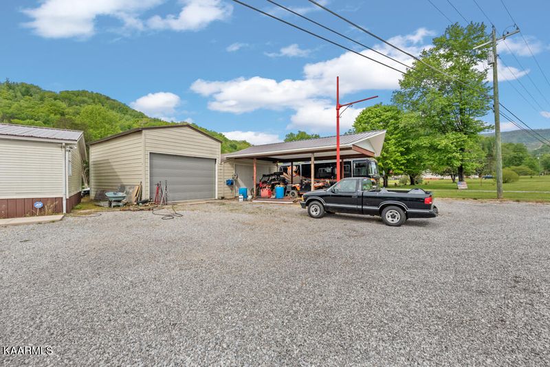 335 Half Moon Rd, Oliver Springs, TN 37840