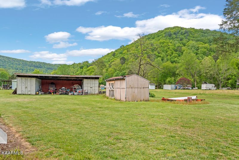 335 Half Moon Rd, Oliver Springs, TN 37840