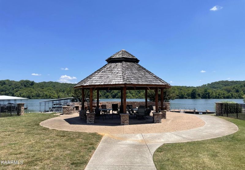 335 Lighthouse Blvd, Loudon, TN 37774