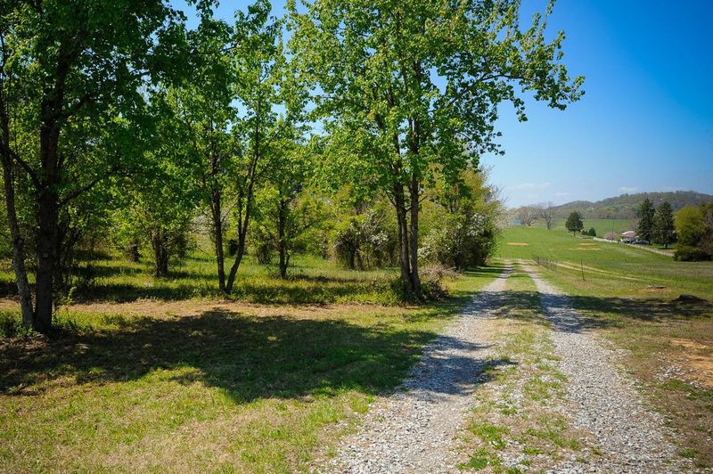 3350 Old Sinking Creek Rd, Greenback, TN 37742