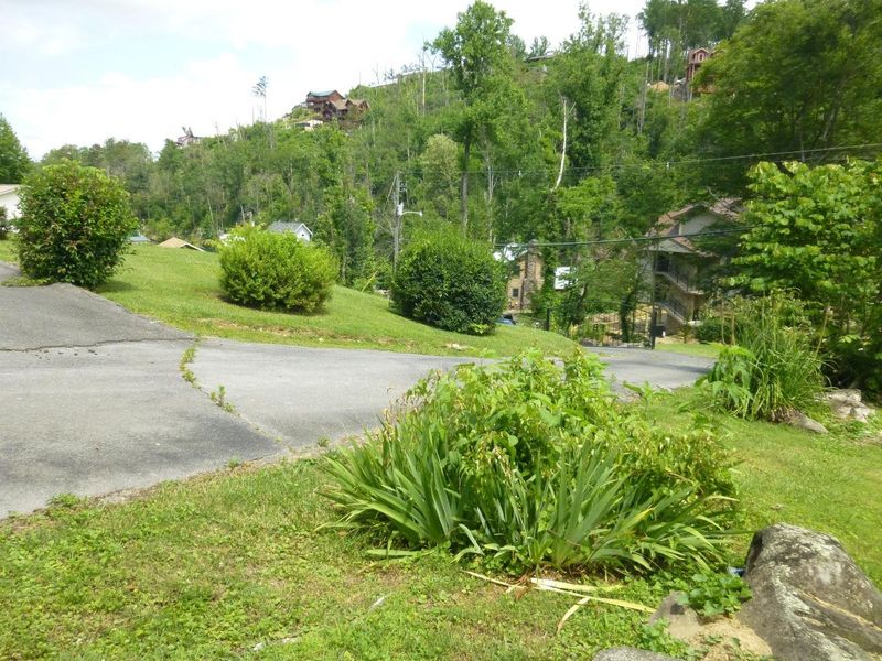 336 Roaring Fork Rd, Gatlinburg, TN 37738