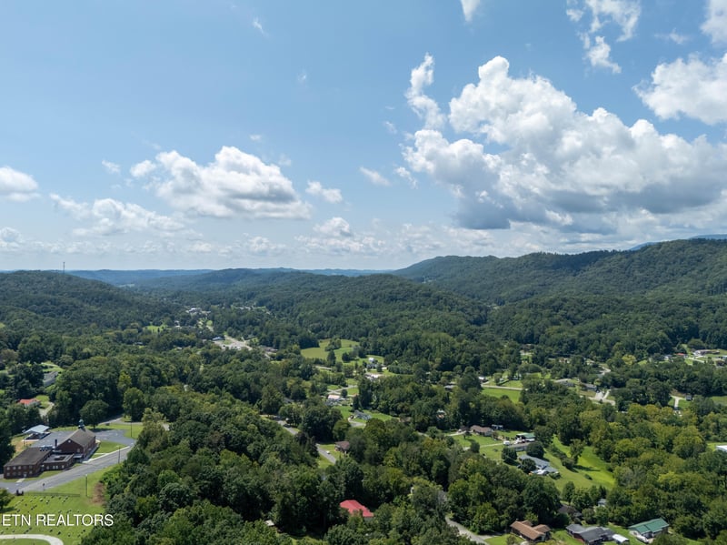 338 Old Clear Branch Ln, Rocky Top, TN 37769