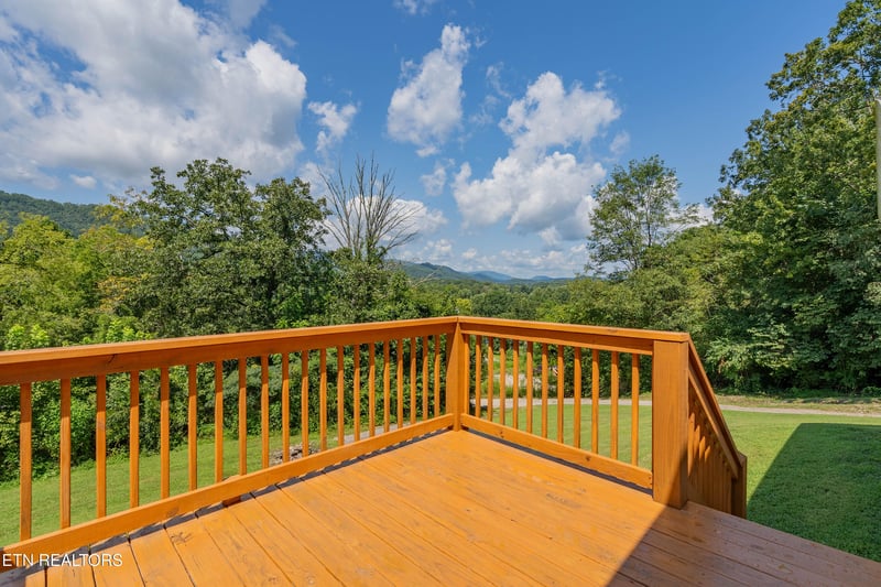 338 Old Clear Branch Ln, Rocky Top, TN 37769