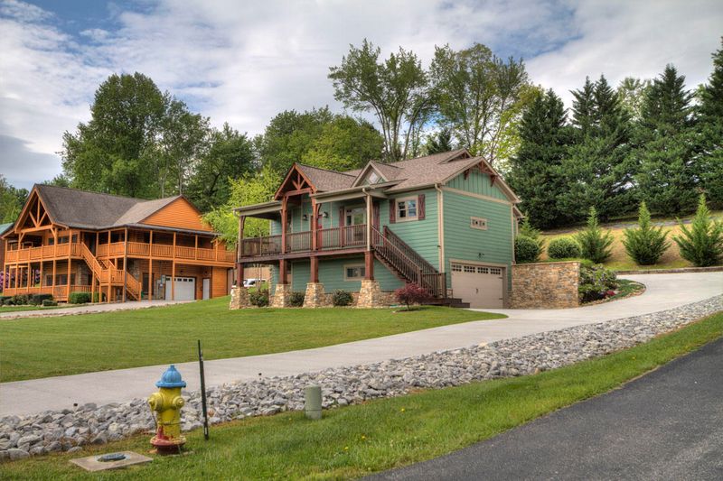 3382 Cove Meadows Dr, Sevierville, TN 37862