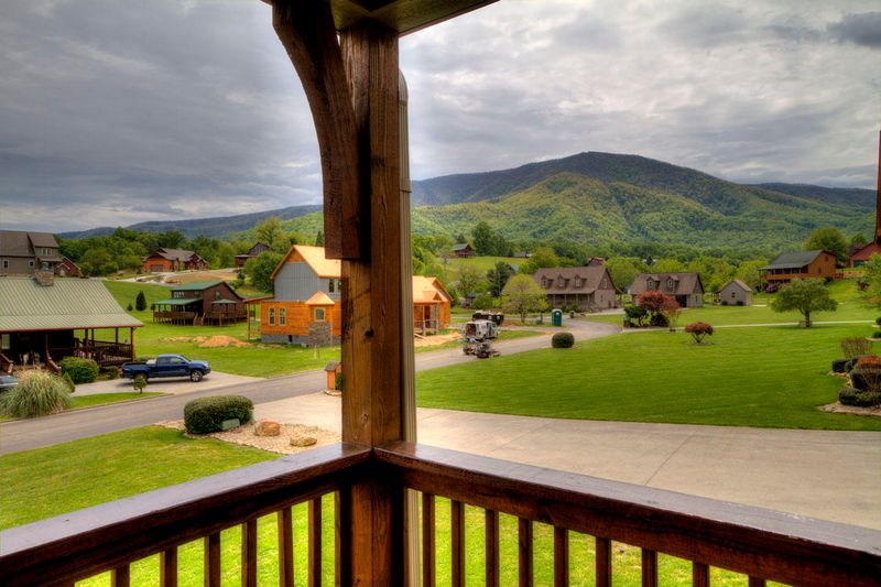 3382 Cove Meadows Dr, Sevierville, TN 37862