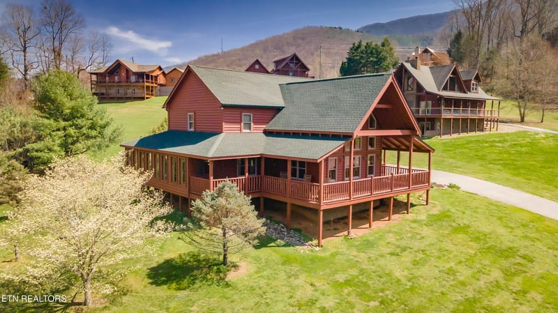 3385 Clear Valley Dr, Sevierville, TN 37862