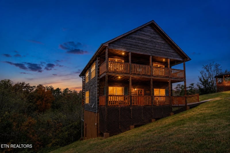 339 Oak Lake Dr, Sevierville, TN 37876