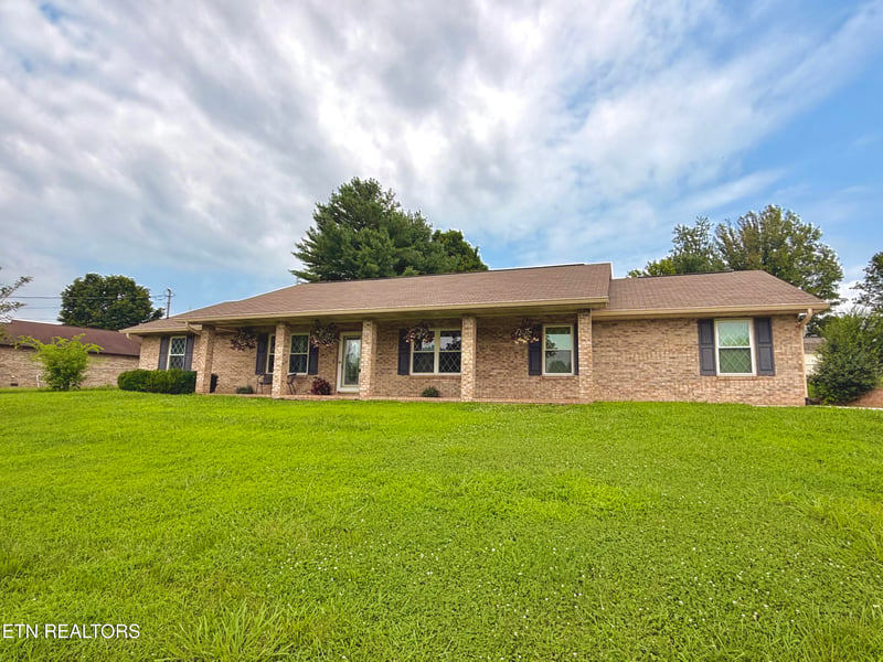 339 Woods View Cir, Kodak, TN 37764
