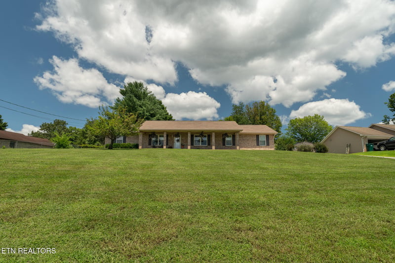 339 Woods View Cir, Kodak, TN 37764
