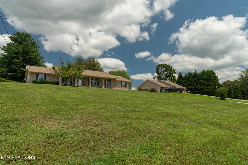 339 Woods View Cir, Kodak, TN 37764