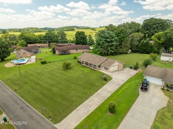 339 Woods View Cir, Kodak, TN 37764