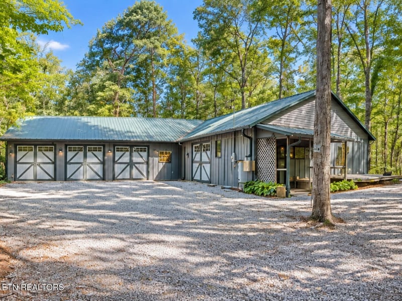 340 Cleggan Dr, Crossville, TN 38572