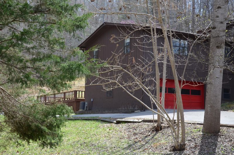 340 Hiwassee View Dr, Jacksboro, TN 37757