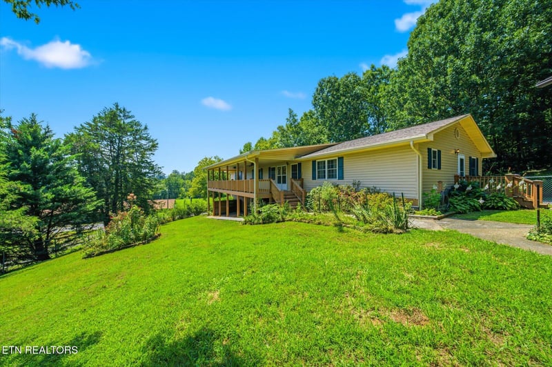 340342 Bank St, Tellico Plains, TN 37385